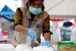 Seorang petugas Badan Narkotika Nasional (BNN) sedang menyiap paket-paket metamfetamin atau sabu-sabu yang akan dimusnahkan di Jakarta, 4 Mei 2018. BNN Sulawesi Tengah menengarai sebuah kelurahan di Kota Palu sebagai pusat transaksi narkoba beromzet mili