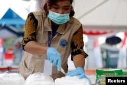 Seorang petugas Badan Narkotika Nasional (BNN) sedang menyiap paket-paket metamfetamin atau sabu-sabu yang akan dimusnahkan di Jakarta, 4 Mei 2018.