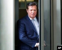 Paul Manafort, President Donald Trump's former campaign chairman, leaves the federal courthouse in Washington, Wednesday, Feb. 14, 2018.