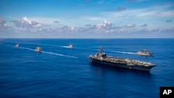 រូបឯកសារ៖ នាវា​ដឹក​យន្ដហោះ​ចម្បាំង​របស់​សហរដ្ឋ​អាមេរិក​ជាច្រើន​គ្រឿង​ស្ថិត​នៅ​ក្នុង​មហាសមុទ្រ​ប៉ាស៊ីហ្វិក ថ្ងៃទី១៩ ខែកញ្ញា ឆ្នាំ២០២១។ (Haydn N. Smith/U.S. Navy via AP)