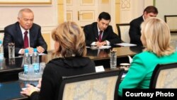 AQSh Davlat kotibasi Xillari Klinton 2010 va 2011-yillarda Toshkentga borib, Islom Karimov bilan uchrashgan edi (Suratni kattalashtirish mumkin)