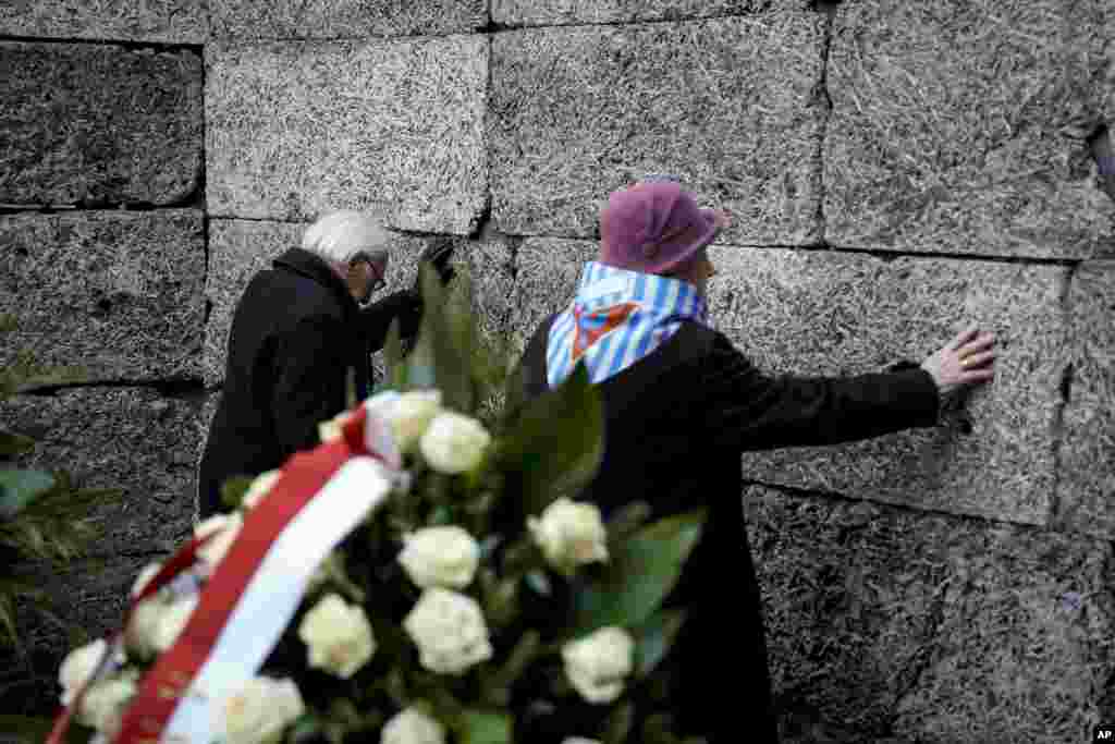 په پولنډ کې د اشویتس د اجباري کار کمپ څخه ژوندي پاتې شوي کسان او د قربانیانو کورنۍ هر کال د جنورۍ په ۲۷مه، چې د هولوکاست نړیواله ورځ ده، د دې تاریخي ځای لیدنه کوي.