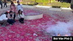 Thiếu nữ thích đùa chơi đốt pháo trong Lion Plaza (Ảnh: Bùi Văn Phú)