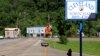 A railroad crossing and negected buildings are seen in the coal mining town of Cleveland, Virginia (N. Yaqub/VOA). With rising demand for cleaner energy sources, the U.S. coal mining industry has been facing a stark decline in recent years.