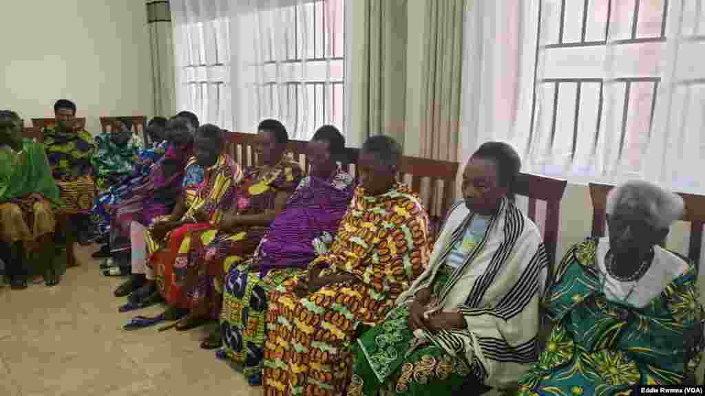 Bamwe mu babyeyi bagizwe incike na jenoside&nbsp;batuye mu nzu yabagenewe iri mu karere ka Bugesera mu ntara y'uburasirazuba bw'u Rwanda mu kiganiro n'umunyamakuru w'Ijwi ry'Amerika Eddie Rwema