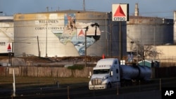 Un camión de transporte de gasolina sale de la refinería de Citgo en Corpus Christi, Texas, en una gráfica de archivo tomada el 21 de agosto de 2019. 