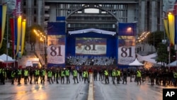 កងកម្លាំង​សន្តិសុខ​របស់​វ៉េណេស៊ុយអេឡា​យាម​អគារ Bolivar Avenue ទី​ដែល​រដ្ឋាភិបាល​និយាយ​ថា មាន​ការ​ប្រើ​ដ្រូន​បំពាក់​ដោយ​គ្រឿង​ផ្ទុះ​ នៅ​ក្បែរ​លោក​ប្រធានាធិបតី​វ៉េណេស៊ុយអេឡា Nicolas Maduro នៅ​ក្នុង​ក្រុង Caracas ប្រទេស​វ៉េណេស៊ុយអេឡា កាលពី​ថ្ងៃទី៤ ខែសីហា ឆ្នាំ២០១៨។