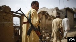 Para anggota milisi anti Taliban di perbatasan Pakistan dengan Afghanistan (foto: dok).