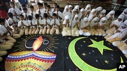 Hindu and Muslim school children offer prayers for peace in Ahmadabad (file photo – 23 Sept 2010)