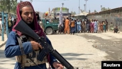 Un membre des forces talibanes monte la garde à la frontière pakistano-afghane, à Torkham, au Pakistan, le 2 septembre 2021.