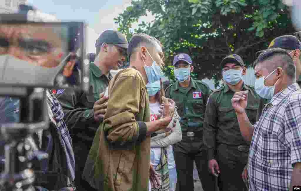 ទិដ្ឋភាព​នៃ​ការ​ជួបជុំ​ ដើម្បី​​ប្រារព្ធ​ខួប​បួន​ឆ្នាំ​នៃ​ឃាតកម្ម​លើ​លោក​ កែម​ ឡី នៅ​បរិវេណ​ស្ថានីយ៍​ប្រេងឥន្ធនៈ​កាល់តិច​ ស្តុប​បូកគោ​ រាជធានី​ភ្នំពេញ​ ថ្ងៃ​ទី​៨ ខែក្កដា​ ឆ្នាំ២០២០។ (ខាន់ សុគុំមនោ​​/វីអូអេ)