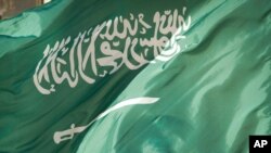 ২০১৮ সালের ২২ মার্চ ওয়াশিংটনে দূতাবাসের একজন অনার গার্ড সদস্যের সামনে উড়ছে সৌদি আরবের পতাকা। ২০২৪ সালের ২৭ ফেব্রুয়ারি সন্ত্রাসবাদের অভিযোগে সৌদি আরব সাতজনের মৃত্যুদন্ড কার্যকর করেছে 