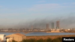 Asap membubung menyusul serangan udara di bandar udara Maitiga di Tripoli, Libya. (foto: dok)