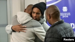 ከተለቀቁ ታጋቾች መካከል የሆነው አቬራ መንግስቱ በቴል አቪቭ በሚገኘው ኢቺሎቭ ሆስፒታል ከቤተሰቦቹ ጋር ሲገናኝ ያሳያል፡፡ የካቲት 15 ቀን 2017 ዓ.ም