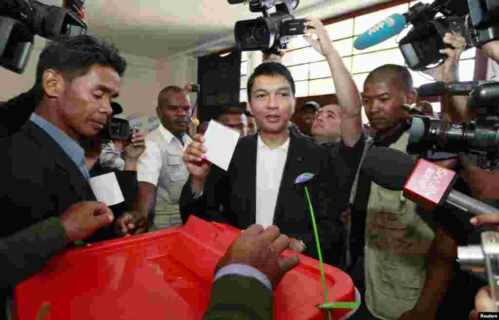 Madagascar's President Andry Rajoelina casts his ballot at a polling center in Ambatobe, in the outskirts of the capital Antananarivo, Madagascar, Oct. 25, 2013. 