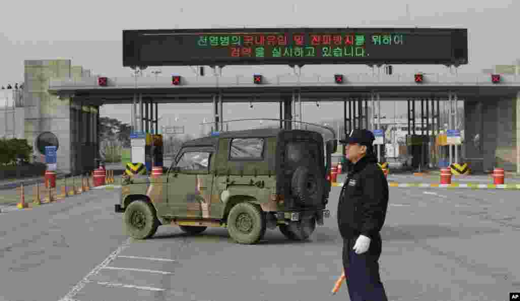 Cổng v&agrave;o khu c&ocirc;ng nghiệp&nbsp; Kaesong, nơi c&oacute; văn ph&ograve;ng hải quan, di tr&uacute; v&agrave; y tế. Khu n&agrave;y nằm gần l&agrave;ng Bản M&ocirc;n Điếm ph&acirc;n chia hai miền.