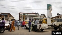 People queue with their vehicles to buy fuel at a fuel station in Agege district in Lagos, Nigeria, April 5, 2016. 