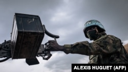 Un soldat de la paix rwandais de la Minusca en République centrafricaine patrouille à Bangassou le 3 février 2021.