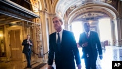 Penyidik Khusus Robert Mueller meninggalkan Gedung Capitol setelah pertemuan tertutup dengan anggota Komite Kehakiman Senat tentang campur tangan Rusia dalam pemilihan dan kemungkinan hubungan dengan kampanye Trump, di Washington, Rabu, 21 Juni 2017. (Foto: dok).