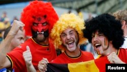
Les fans de l'équipe nationale de Belgique en liesse à l'effigie du drapeau national avant leur match lors du Mondiale de 2014 contre l'Algérie au stade Mineirao à Belo Horizonte Juin 17, 2014. REUTERS / Sergio Perez ( BRÉSIL - Tags: SOCCER SPORT COUPE DU MONDE ) - RTR3U9O0
