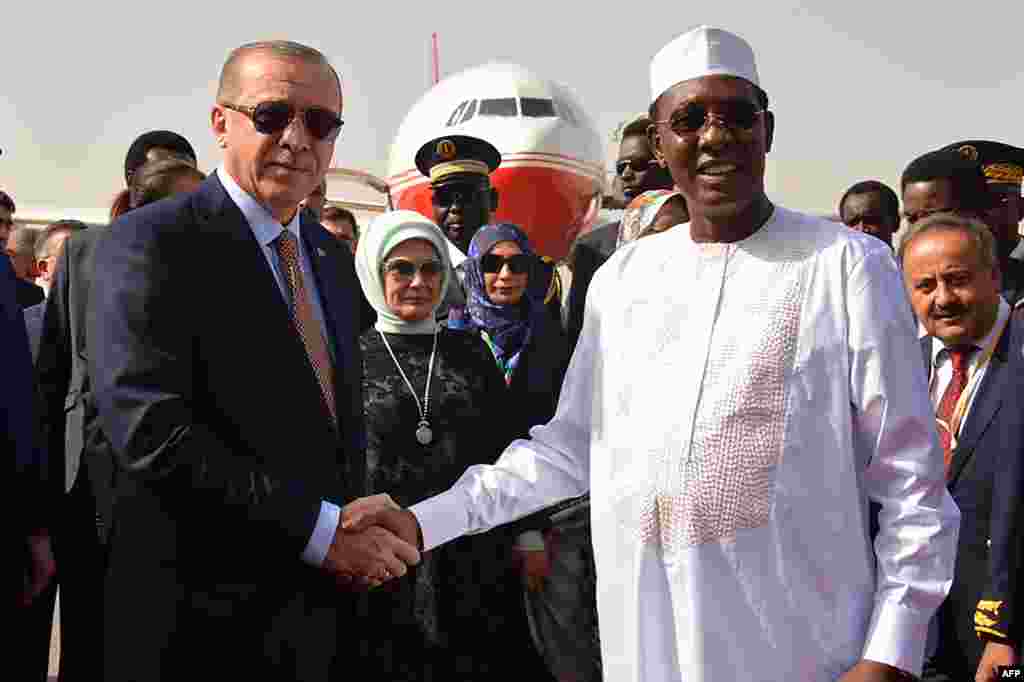 Le président turc Recep Tayyip Erdogan, à gauche, serre la main du président tchadien Idriss Deby, à son arrivée à N'Djamena, Tchad, 26 décembre 2017.&nbsp;