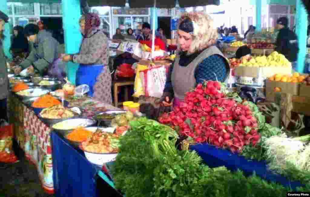 Nohiya bozorlarida ko'klamning ilk sabzavoti - rediska sotuvga chiqdi.
