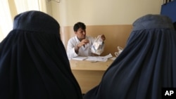 وزارت صحت عامۀ افغانستان گفته است که ۴۰ درصد مراکز صحی افغانستان داکتر زن ندارد