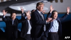 Presden AS Donald Trump (dua dari kanan) menyambut tiga warga AS yang baru saja dibebaskan dari sandera Korea Utara, Tony Kim (kiri), Kim Hak-song (dua dari kiri) dan Kim Dong-chul (kanan) setibanya di bandara militer Andrews, Maryland, 10 Mei 2018. 
