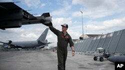 Крім пілотів, F-16 потребує складної наземної підтримки, кажуть аналітики. На фото капітан Девід Браун, позивний Спайсі, пілот винищувача F-16 ВПС США на Паризькому авіасалоні в Ле Бурже, на північ від Парижа, Франція, у вівторок, 20 червня 2023 року. (AP Photo/ Льюїс Джолі)