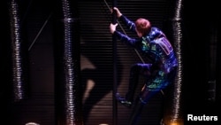 Un acróbata entrena durante un ensayo antes del estreno del espectáculo del Cirque du Soleil inspirado en la estrella del fútbol argentino Lionel Messi 'Messi10', en Buenos Aires, Argentina, el 29 de septiembre de 2023.