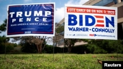 រូបឯកសារ៖ ស្លាក​សញ្ញា​នយោបាយ​គាំទ្រ​បេក្ខជន​ប្រធានាធិបតី​លោក Donald Trump ​ខាង​គណបក្ស​សាធារណរដ្ឋ និង​បេក្ខជន​ប្រធានាធិបតី​លោក Joe Biden ខាង​គណបក្ស​ប្រជាធិបតេយ្យ ត្រូវ​បាន​ដាក់​នៅ​ខាង​ក្រៅ​ការិយាល័យ​បោះឆ្នោត​ក្នុង​សង្កាត់ Fairfax រដ្ឋ Virginia កាល​ពី​ថ្ងៃទី១៨ ខែកញ្ញា ឆ្នាំ២០២០។