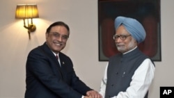 Thủ tướng Ấn Độ Manmohan Singh (phải) bắt tay Tổng thống Pakistan Asif Ali Zardari trong 1 cuộc họp ở New Delhi, 8/4/2012