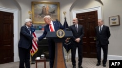 صدر ڈونلڈ ٹرمپ 3 مارچ 2025 کو تائیوان کی چپ بنانے والی کمپنی ٹی ایس ایم سی کی جانب سے امریکی چپ مینوفیکچرنگ میں 100 ارب ڈالر کی سرمایہ کاری کے اعلان کی تقریب کے دوران کمپنی کے سی ای او سے مصافحہ کر رہے ہیں۔