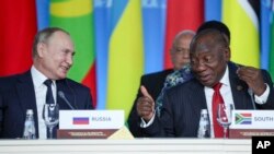 ARCHIVES - Le président sud-africain Cyril Ramaphosa (à dr.) avec son homologue russe Vladimir Poutine lors du sommet Russie-Afrique à Sotchi, en Russie, le 24 octobre 2019.