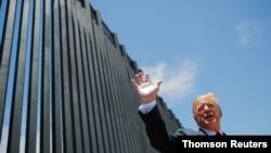 ARCHIVO - El presidente de Estados Unidos, Trump, visita la frontera entre Estados Unidos y México en San Luis, Arizona.