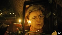 Seorang warga Rusia menyalakan lilin untuk menghormati mendiang Anna Politkovskaya, wartawan investigatif Rusia yang dibunuh. (Foto: Dok)