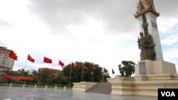 FILE - Cambodia's and Vietnam's flags are put up to welcome the state visit of Mr. Tran Dai Quang, president of the Socialist Republic of Vietnam to the Kingdom of Cambodia at Khmer-Vietnam Memorial Stupa in Phnom Penh on June 14, 2016. (Hean Socheata/VOA Khmer)