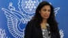ARCHIVO - La subsecretaria de Estado interina de EE. UU. para Seguridad Civil, Democracia y Derechos Humanos , Uzra Zeya, en una rueda de prensa sobre Derechos Humanos entre Estados Unidos y China el viernes 2 de agosto de 2013 en Beijing. 