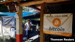 FOTO DE ARCHIVO: Personas usan Bitcoin en Playa El Zonte en Chiltiupán, El Salvador. 