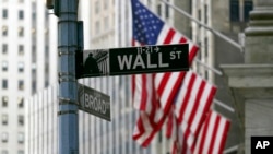 Фото для ілюстрації: знак вулиці Волл стріт перед Нью-Йоркською біржею. США.