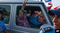 El presidente nicaragüense Daniel Ortega y su esposa la vicepresidenta Rosario Murillo llegan a Masaya, Nicaragua, el viernes 13 de julio de 2018. (Foto AP/Cristóbal Venegas)