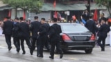 Các vệ sĩ chạy theo chiếc limousine chở lãnh đạo Triều Tiên Kim Jong Un từ ga Đồng Đăng đi Hà Nội ngày 26/2/2019. 