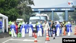 Cientos de migrantes pasan por el peaje Los Acacios, en el municipio de Los Patios, muy cerca a la frontera entre Colombia y Venezuela.