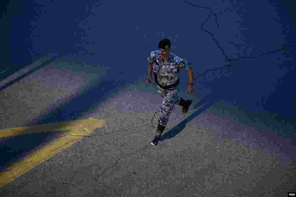 Riot police ran towards protesters who tried to gather on Interior Ministry Circle in Amman on Wednesday after subsidies in Jordan were cut. (Y. Weeks for VOA)