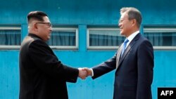 មេដឹកនាំ​កូរ៉េ​ខាង​ជើង គីម ជុងអ៊ុន (ឆ្វេង) និងប្រធានាធិបតីកូរ៉េ​ខាង​ត្បូង Moon Jae-in នៅ​ឯ​បន្ទាត់​កំណត់​ព្រំ​ដែន​យោធាដែល​បែង​ចែក​ប្រទេស​ទាំង​ពីរ ក្នុង​ជំនួប​កំពូល​នៅ​ភូមិ​ស គ្មាន​កង​ទ័ព​ Panmunjom កាល​ពី​ថ្ងៃទី​២៧ មេសា ២០១៨។