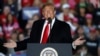Le président des États-Unis, Donald Trump, intervient lors d'une réunion à l'aéroport du sud de l'Illinois, le 27 octobre 2018.