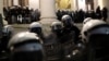 Policijske snage u opremi za razbijanje demonstracija, tokom antivladinog protesta ispred Doma Narodne skupštine u Beogradu, 10. jula 2020. (Foto: Rojters, Marko Đurica)