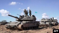 资料照片：以色列军人和坦克在加沙南部拉法城的东部集结。（2024年5月10日）