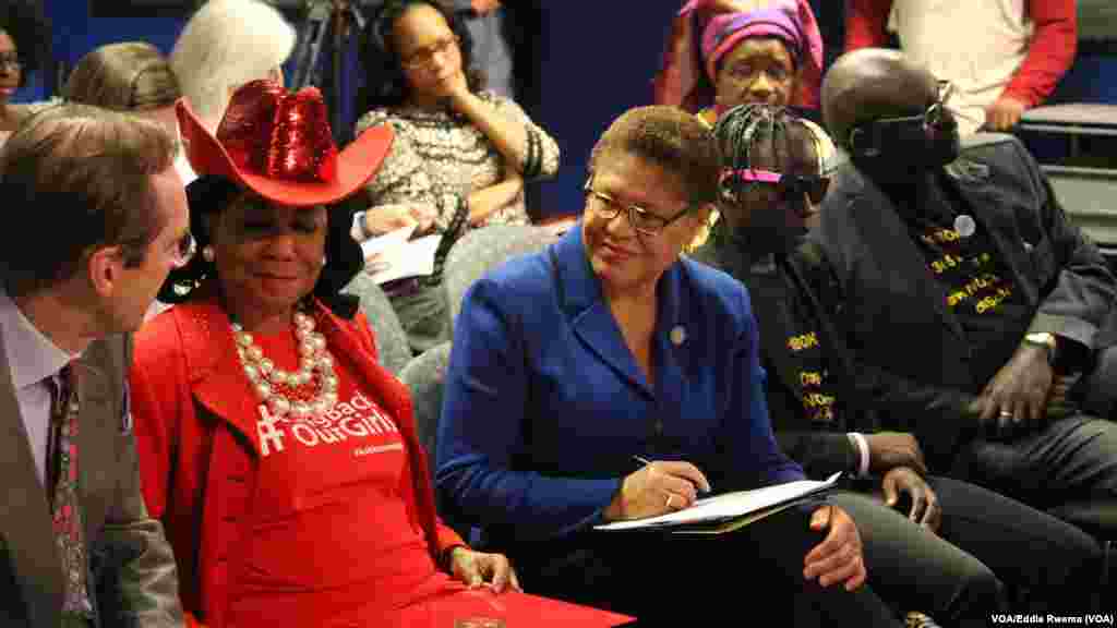 Shugaban VOA David Ensor, Rep. Federica Wilson, Rep Karen Bass, da daliban Chibok 'Patience".