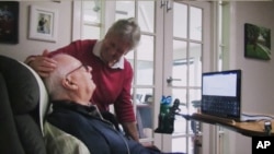 Seorang pasien yang mengidap penyakit ALS tampak beraktivitas di rumahnya dengan sejumlah bantuan teknologi. (Foto: Synchron, Inc.)